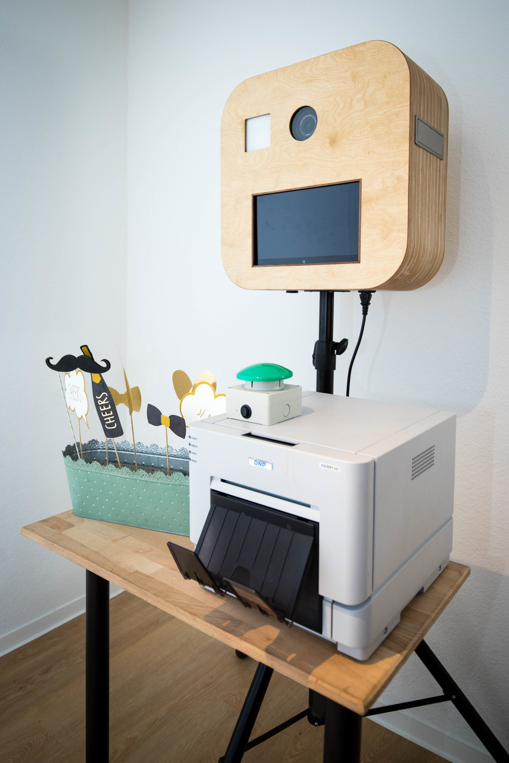 KA-Fotobox Komplett-Setup mit Holzgehäuse und Sofortdrucker